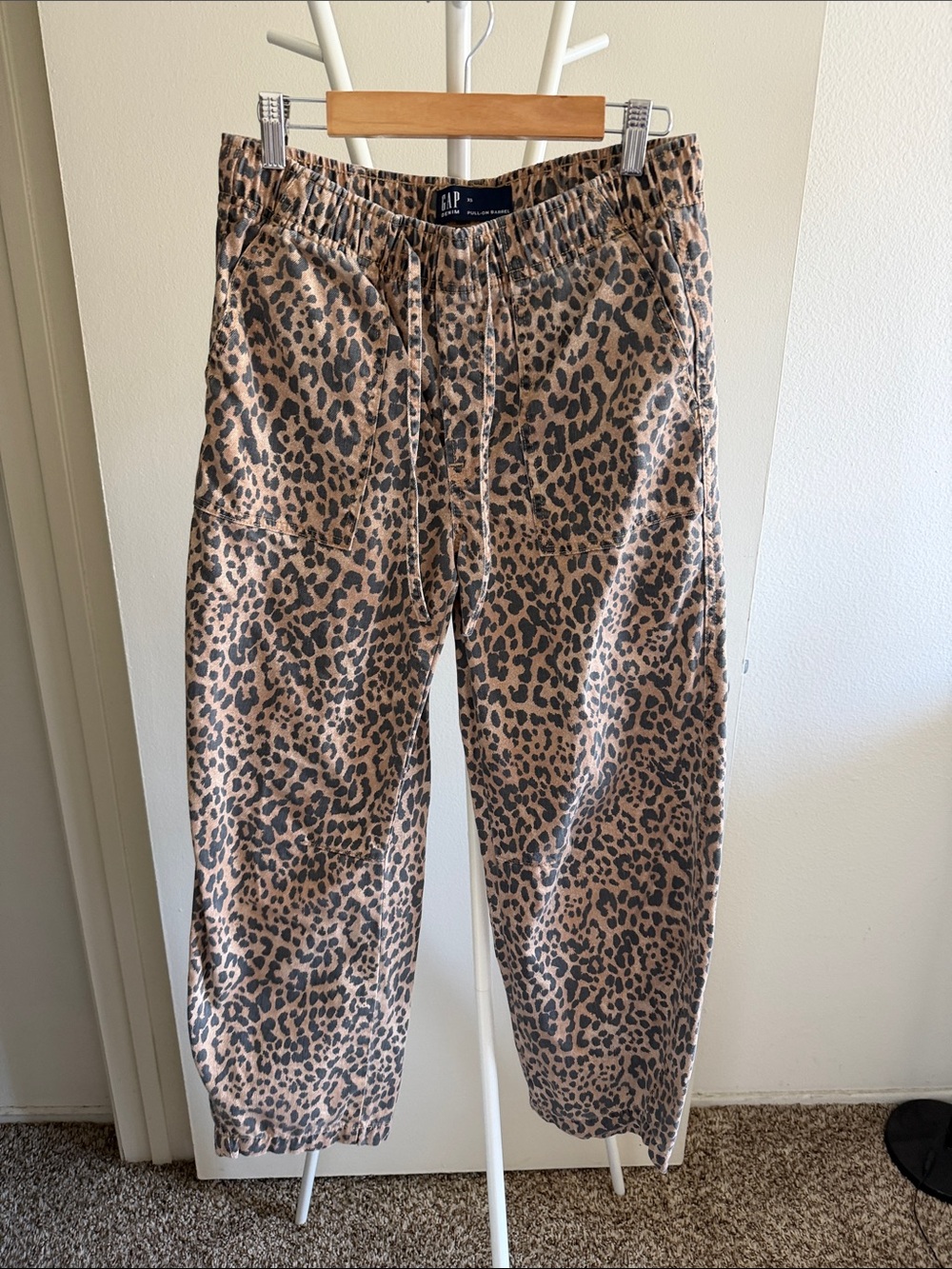GAP Men's Leopard Print Joggers in Brown and Black